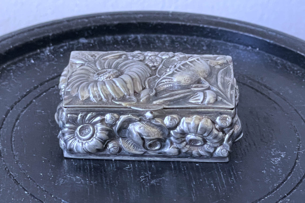Zilveren Pillendoosje met Fraai Relief Bloemendecor